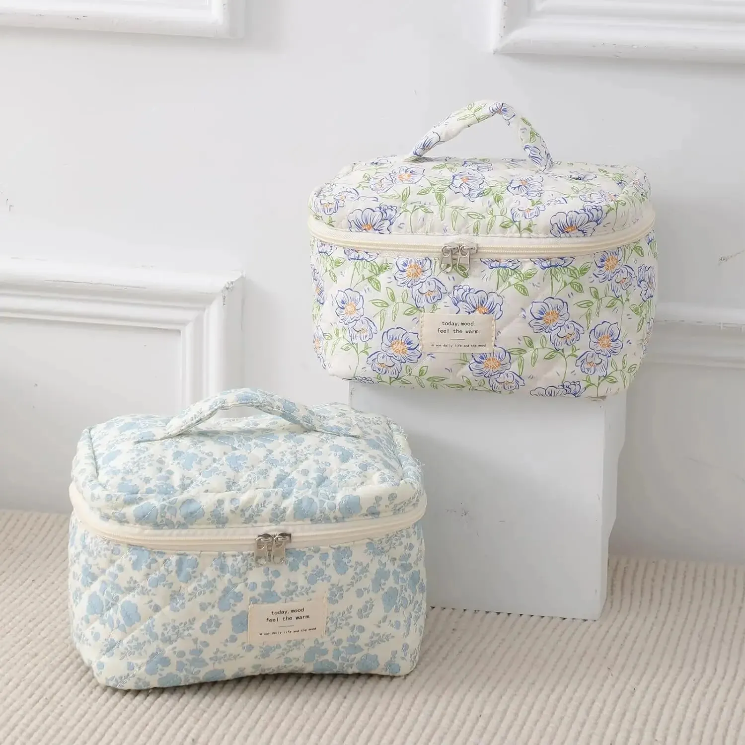 Large Travel Quilted Makeup Bag for Women Floral Cotton Cosmetic Bag Makeup Tool Kits Aesthetic Floral Toiletry Organizer Bag