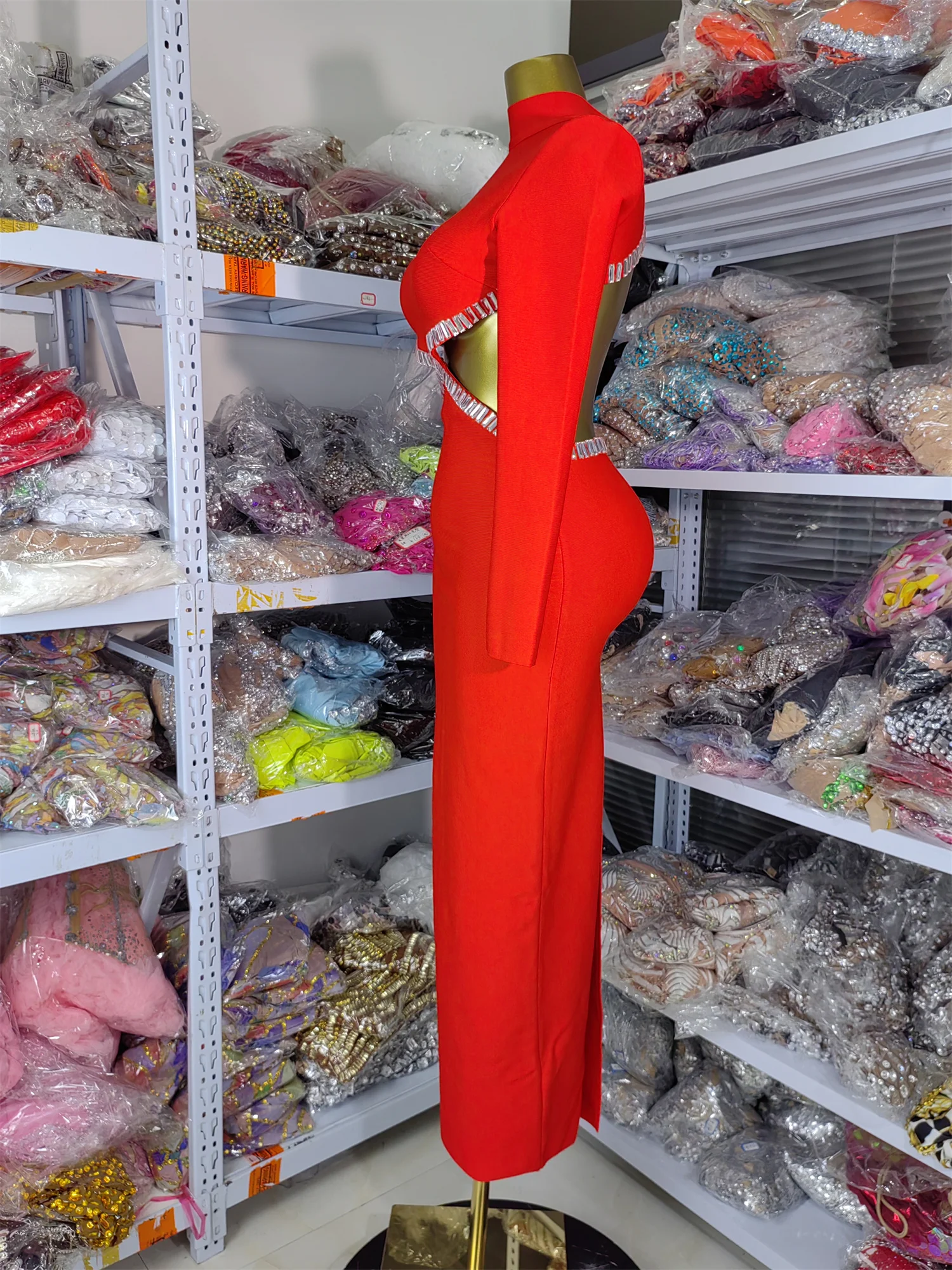 โรงงานขายผู้หญิงผ้าพันคอสีแดงชุดแขนยาวตัดคริสตัลเย็บปักถักร้อยยาววันเกิดชุดราตรี Gowns