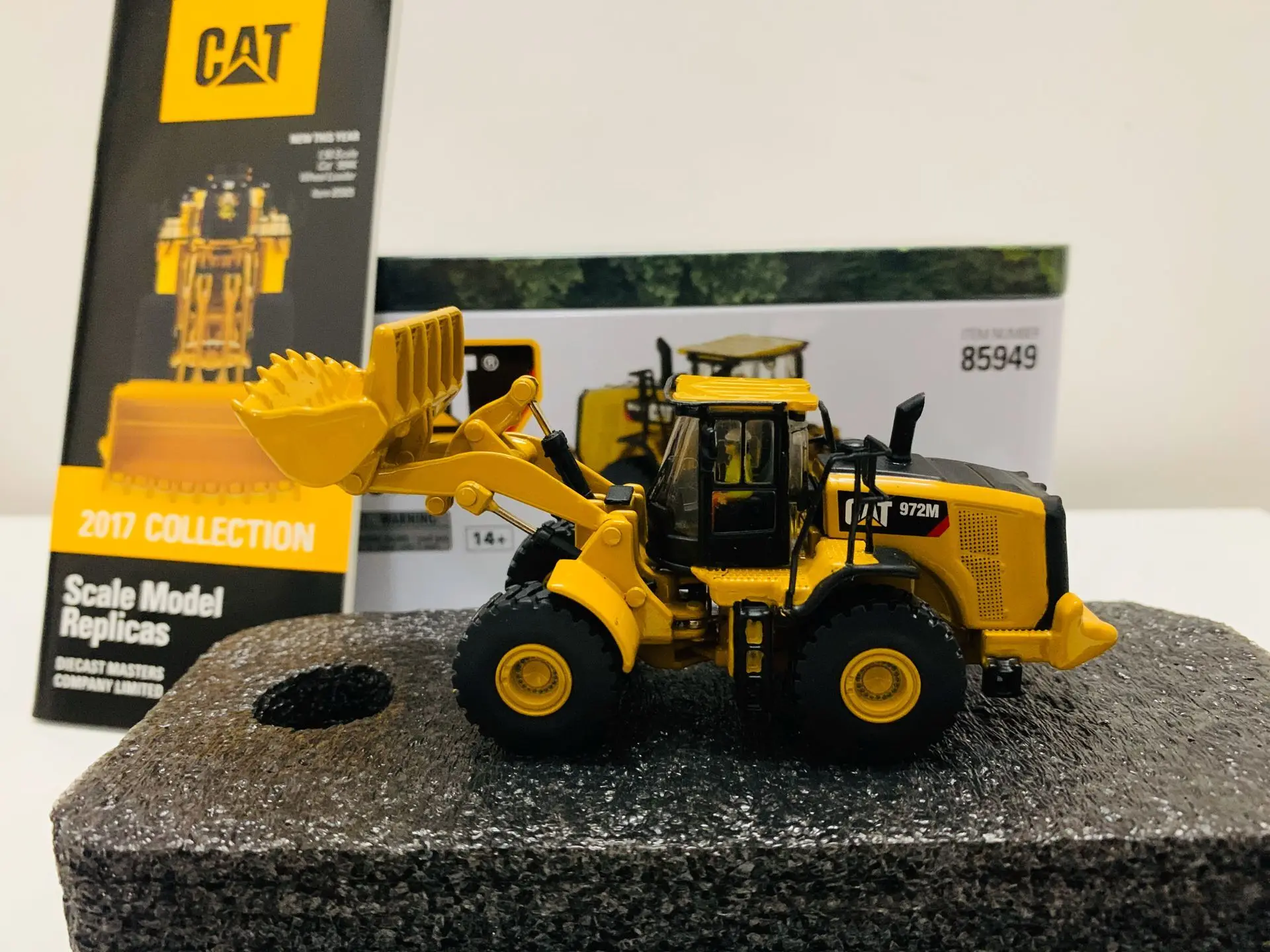 DieCast Masters 972M Wheel Loader 1/87 HO Scale Die-Cast DM85949