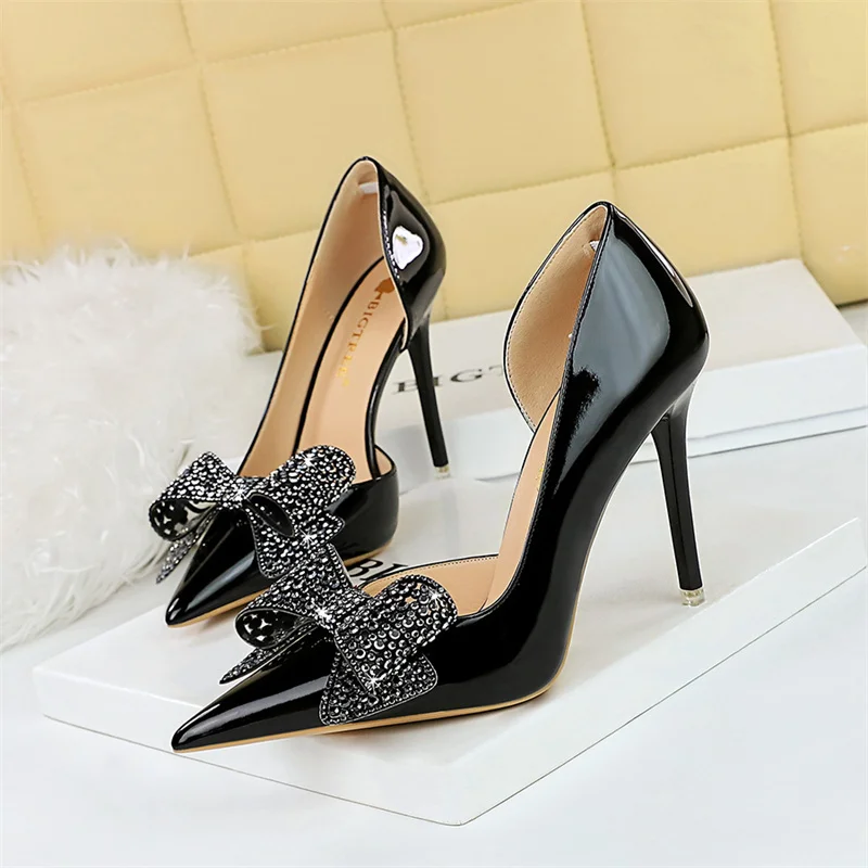 

Luxury Pumps Women Shallow Pointed Toe Side Hollow Rhinestone Bow knot Stilettos Patent Leather High Heel Party Single Shoes