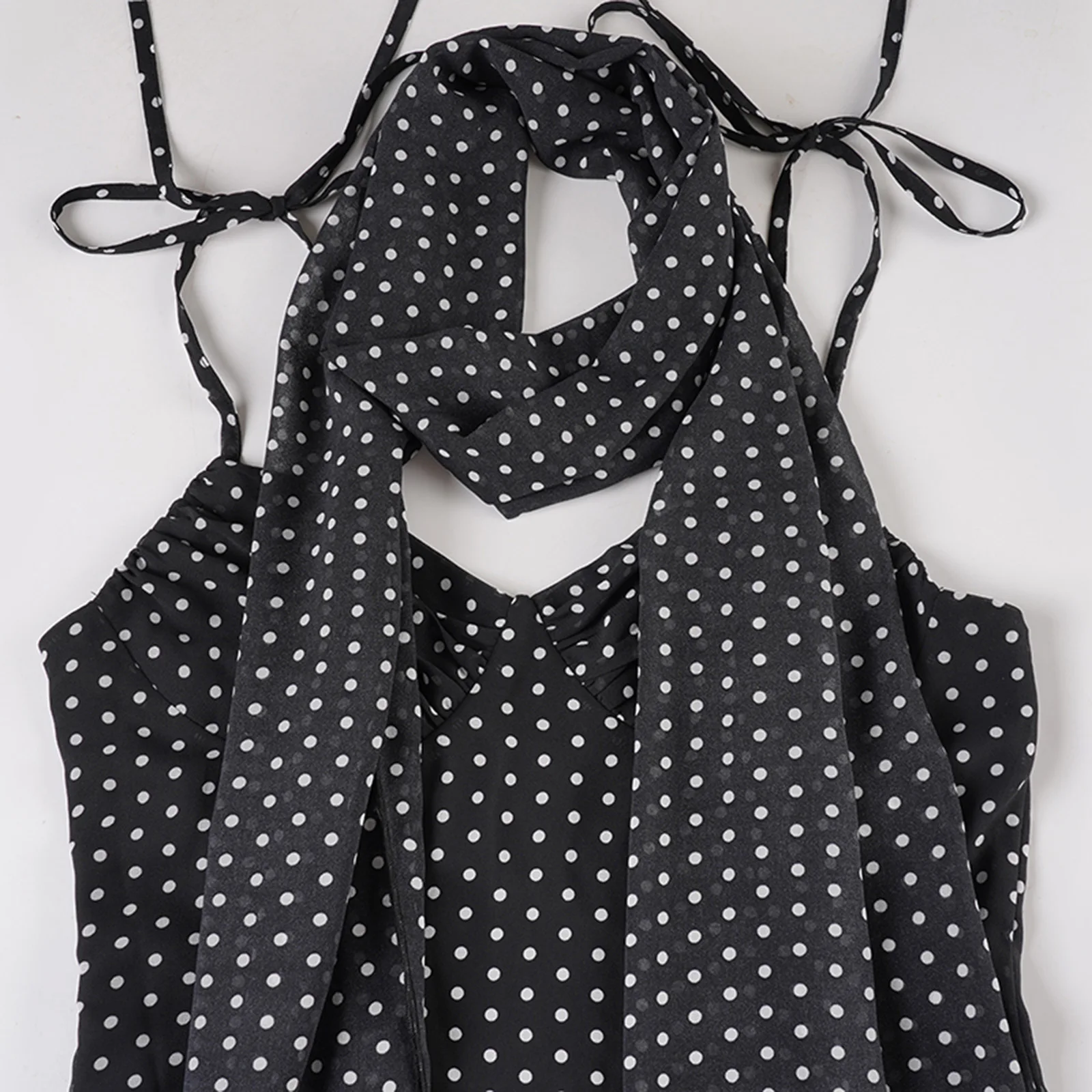 فستان نسائي قصير بطبعة منقط بدون أكمام وحزام سباغيتي صيفي طويل على شكل ذيل السمكة مع وشاح