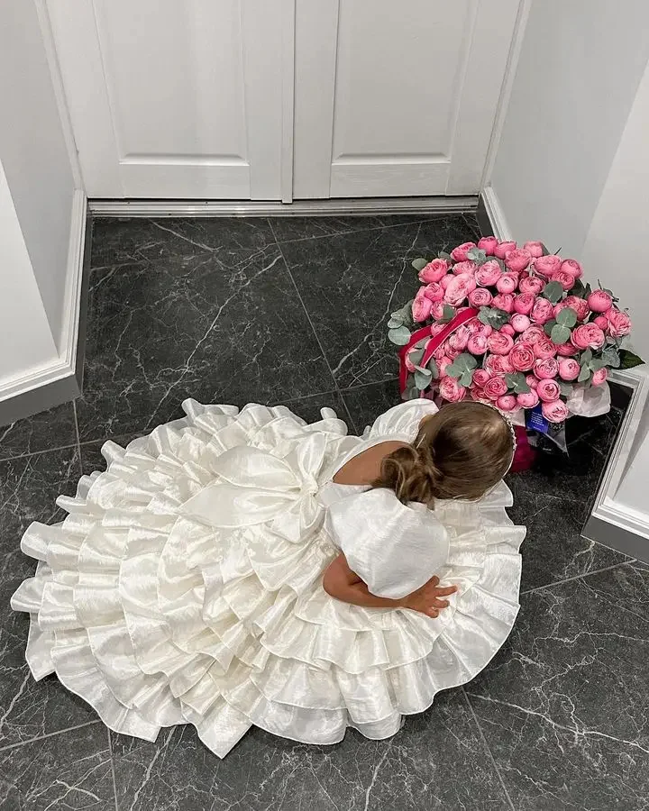 Vestido de flor de cetim branco Puffy, Camada com arco, Mangas curtas, Vestido de festa infantil, Vestidos de Primeira Comunhão, Casamento