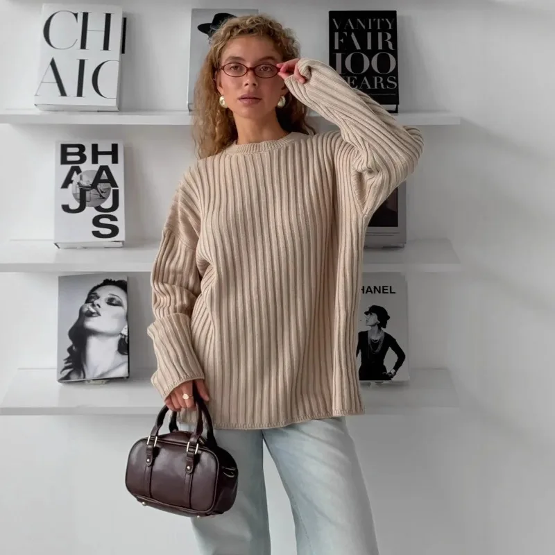 Modny sweter z okrągłym dekoltem i prostymi paskami