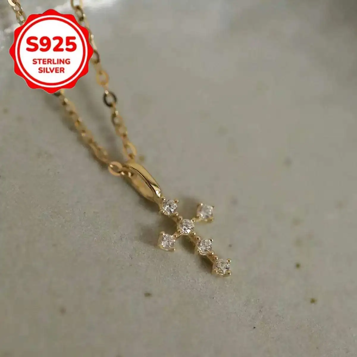 Collar de mujer de circonita sintética chapado en oro de plata S925, mini colgante de cruz con microincrustaciones minimalista de lujo ligero y moderno que simboliza la vida y la eternidad, cadena de clavícula, muy adecuado para uso diario, desplazamientos y como regalo para las celebraciones del día de San Valentín
