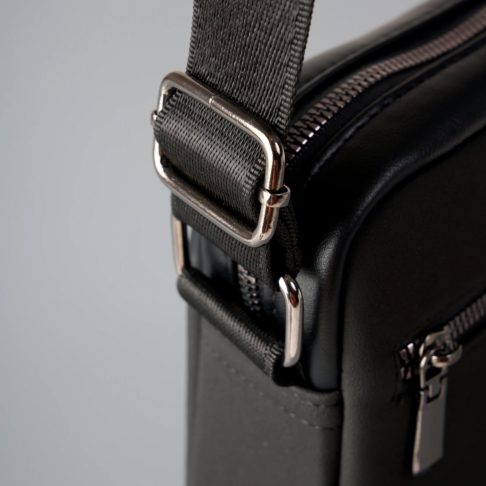 Leichte Umhängetasche aus PU-Leder für Herren, lässige Schultertasche mit mehreren Reißverschlusstaschen, wasserabweisende Brusttasche – Detail 17