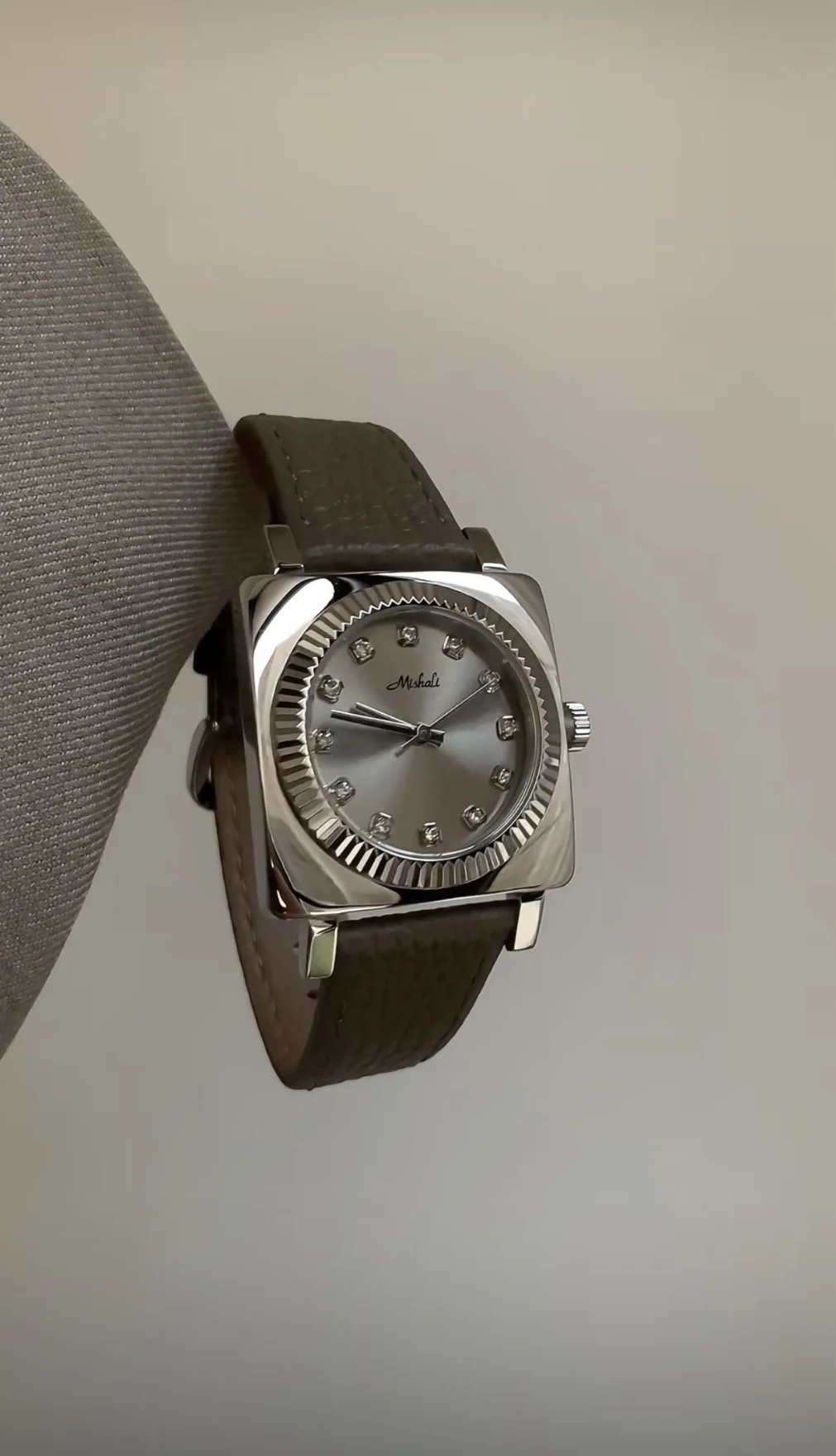 SimpleYet SophisticatedThisStylishWomen'SWatch Features A LargeSilverGrayDial And A Leather StrapMaking It A Versatile Accessory