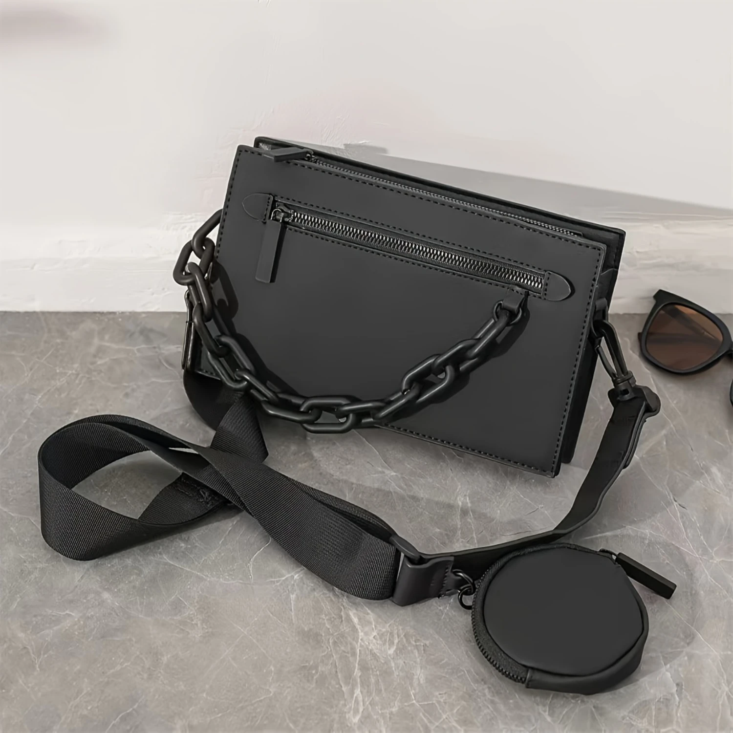 

Fashionable Men's Crossbody Sling Bag with Chain Detail, Small Shoulder Bag for Casual Trendy Style