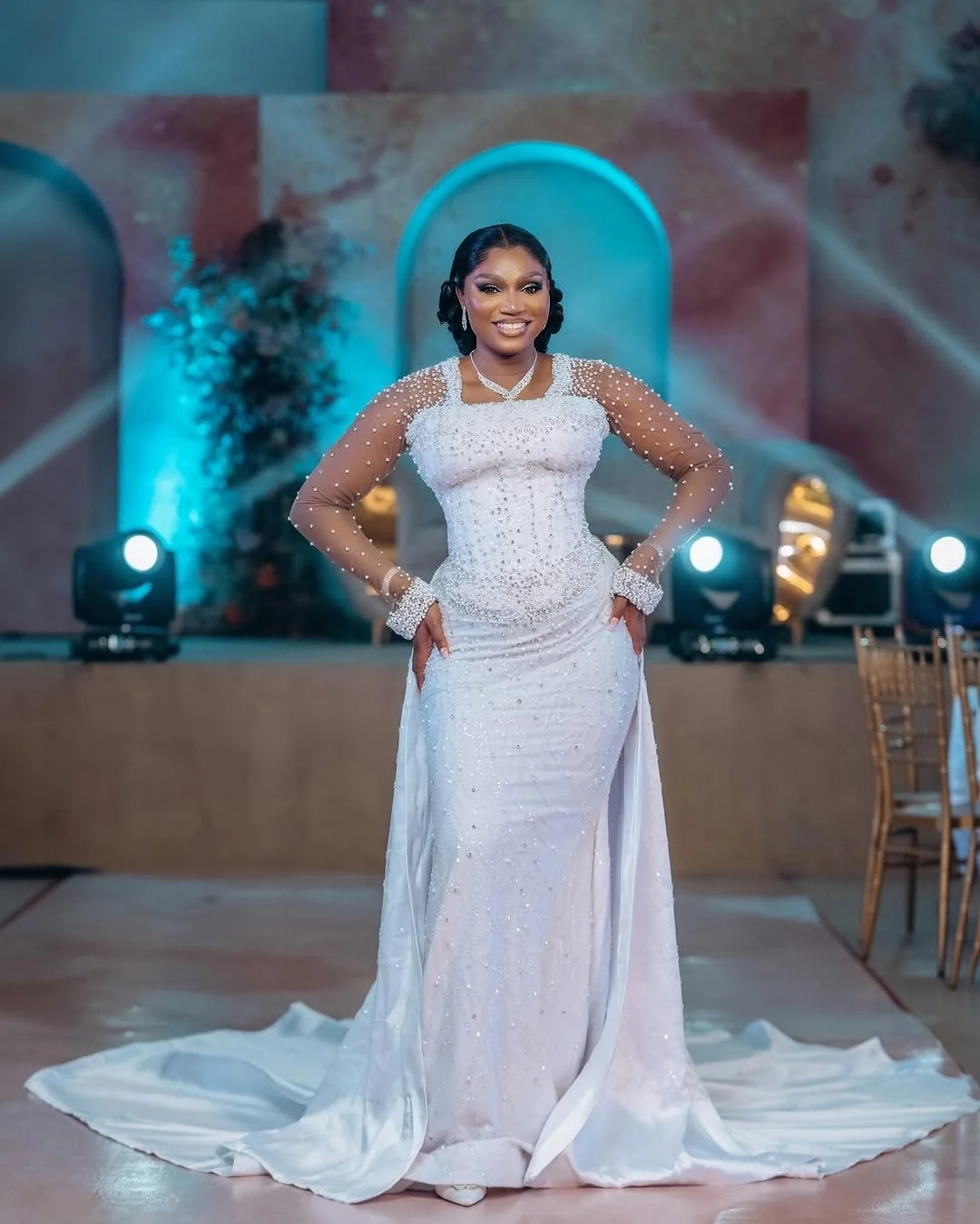 Suknia ślubna syrena z kwadratowym dekoltem, zdobiona błyszczącymi perłami, Vestidos De Novia, długie rękawy, odpinany tren.