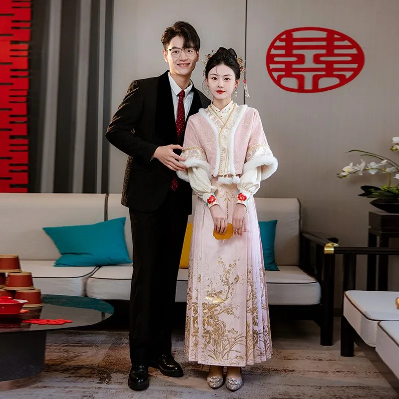 

A new Chinese-style pink dress set with youthful appearance for toasting