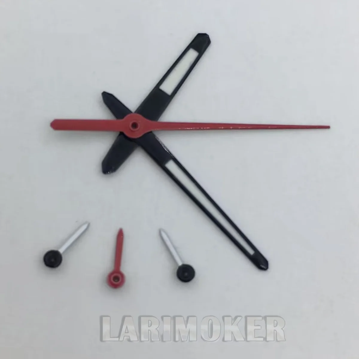 عقارب الساعة BLIGER باللون الأسود والفضي مع توهج أخضر مما يجعلها مناسبة كملحق لساعة الكوارتز الرياضية VK63