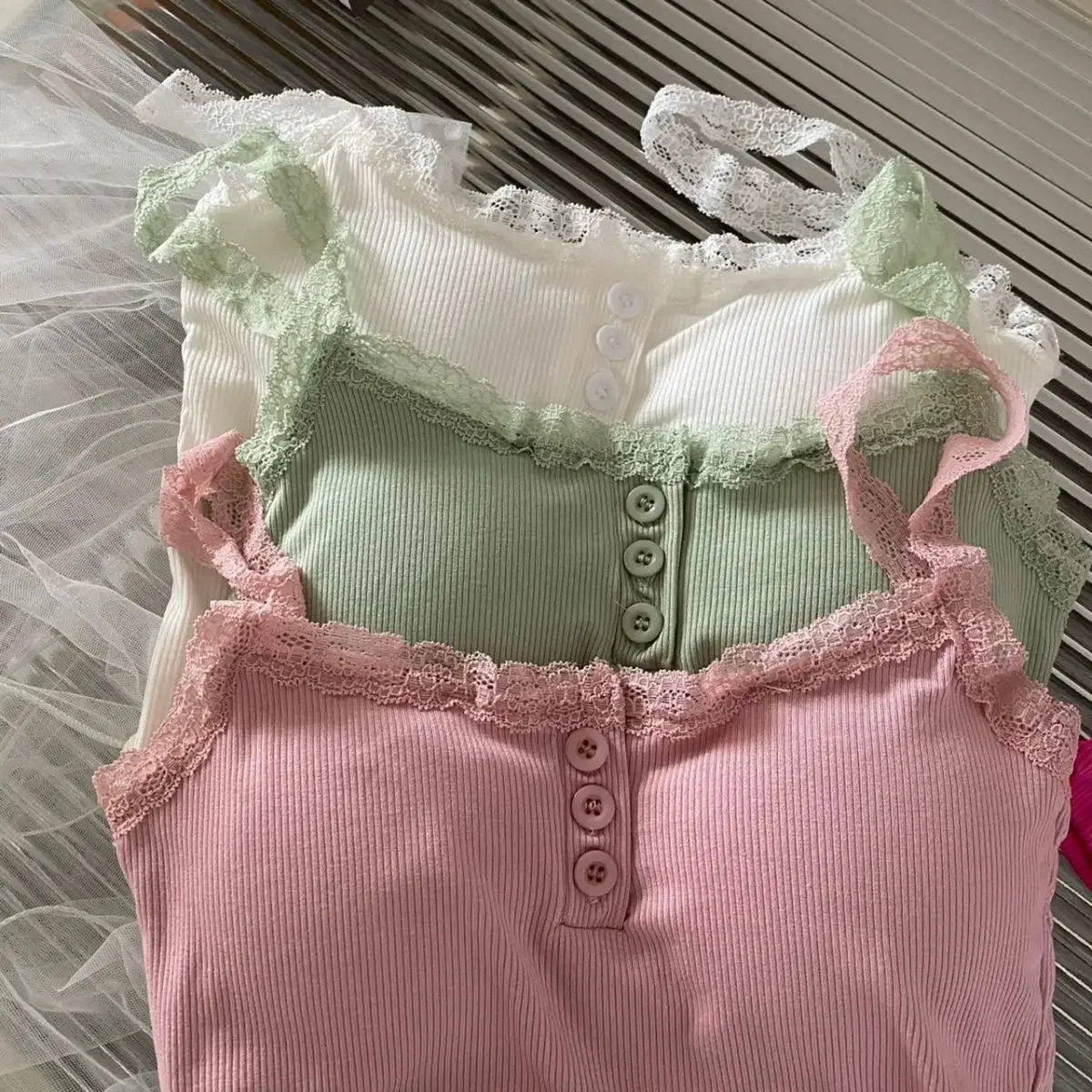 Y2K Coquette Kant Tank Top Vrouwen Koreaanse Stijl Bandjes Patchwork Hemdje Leuke Cropped Mouwloze Knoppen Vest Zomer Crop Tops