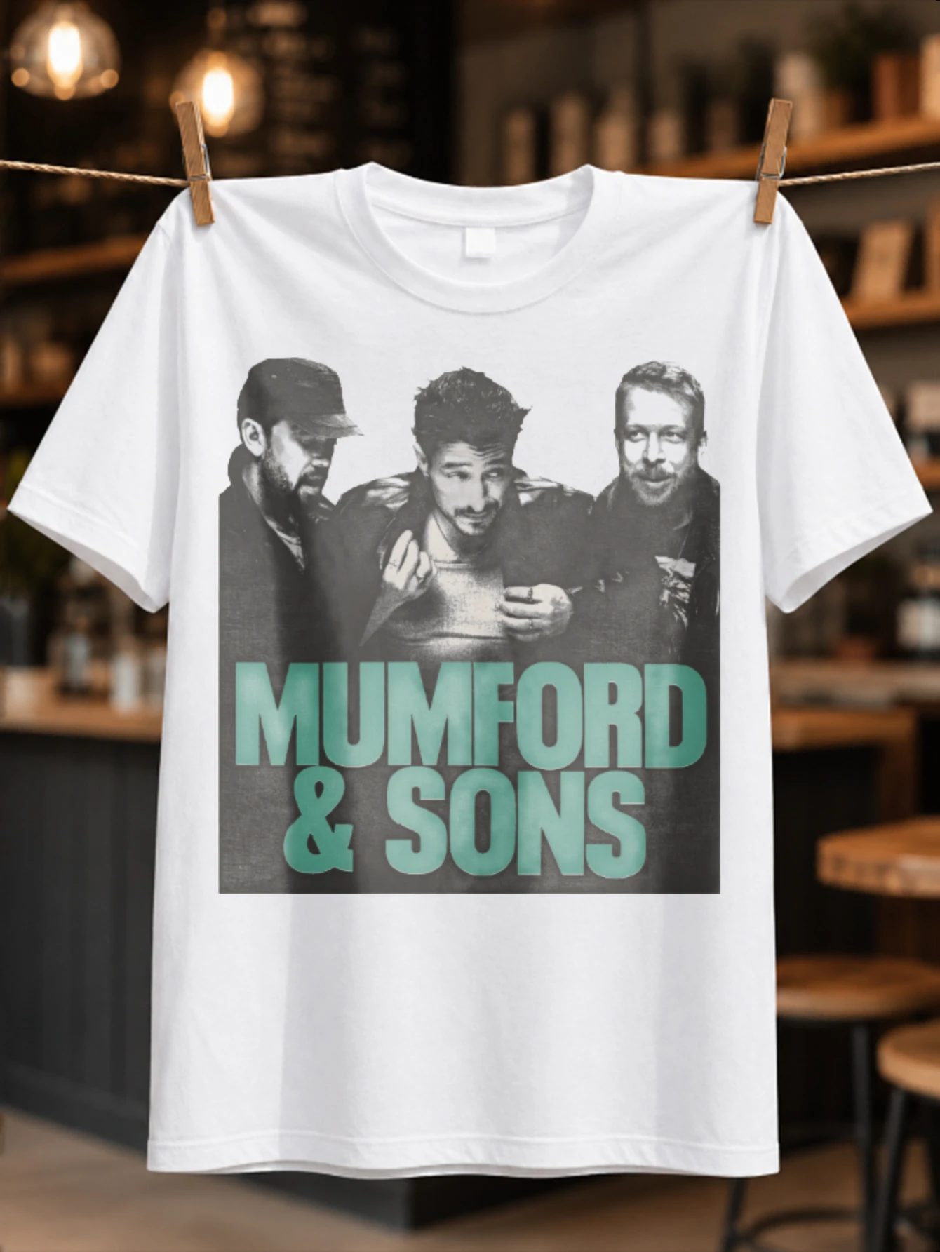 Футболка унисекс с фотографией группы Mumford и надписью в стиле мятного цвета с эффектом блока текста, в стиле мрачной современной фолк-музыки, с графическим дизайном.