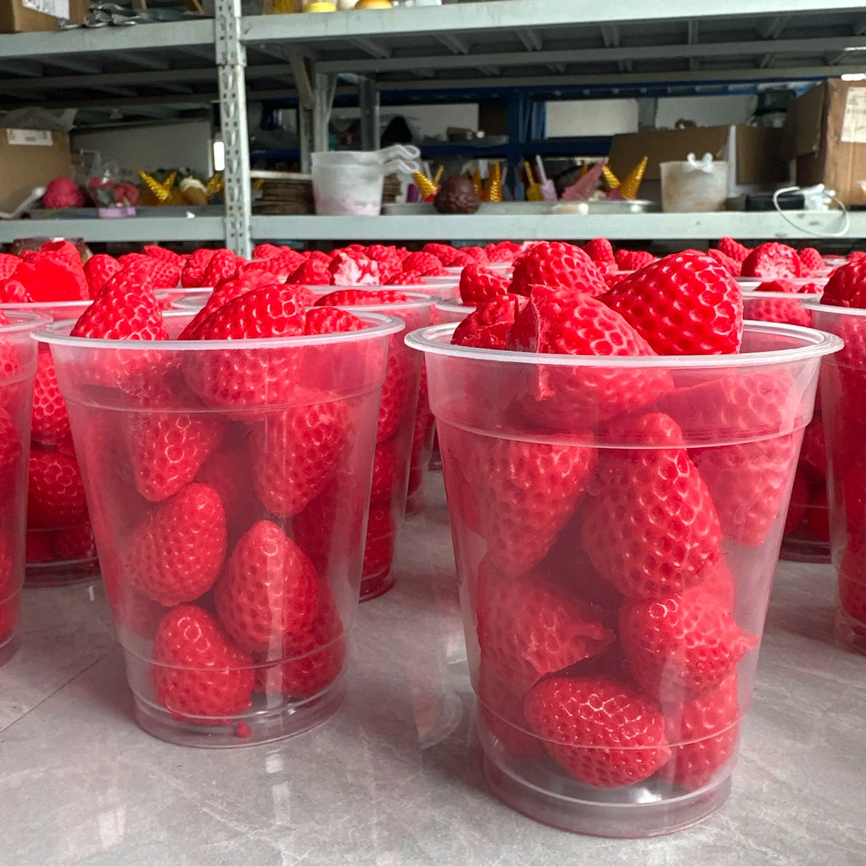 

1 Cup Vanilla Milk Chocolate Drizzle Full Whole Strawberry Prop Sample Picnic Shooting Model Display Decoration Sweet Toy Coffee