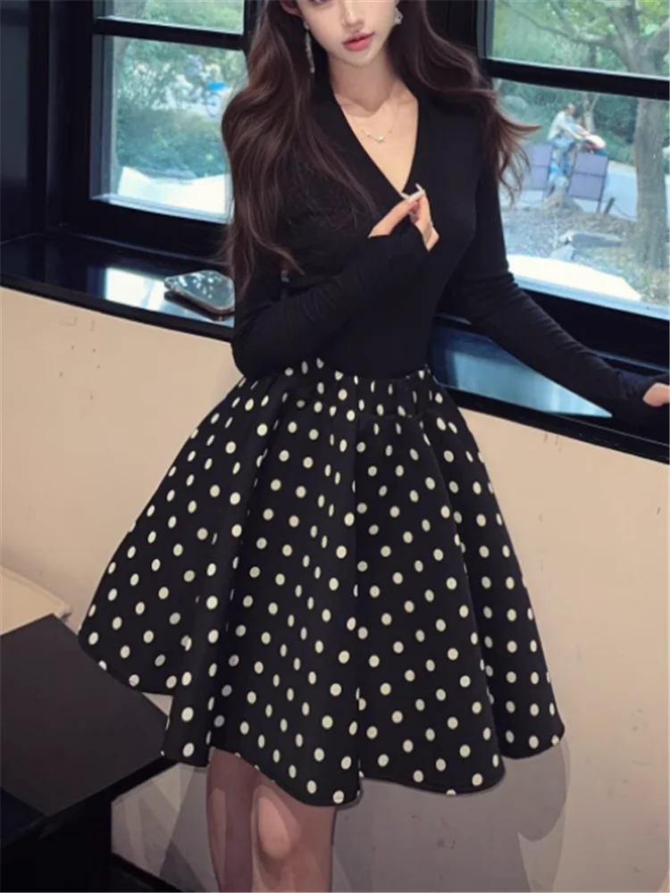 ชุดเดรสวินเทจสไตล์เฮปเบิร์นสีดำ 2 ชิ้น เสื้อยืดคอวีแขนยาวทรงเข้ารูป & กระโปรงทรงพองลายจุดเอวสูง ชุดเข้าเซ็ต 2 ชิ้น
