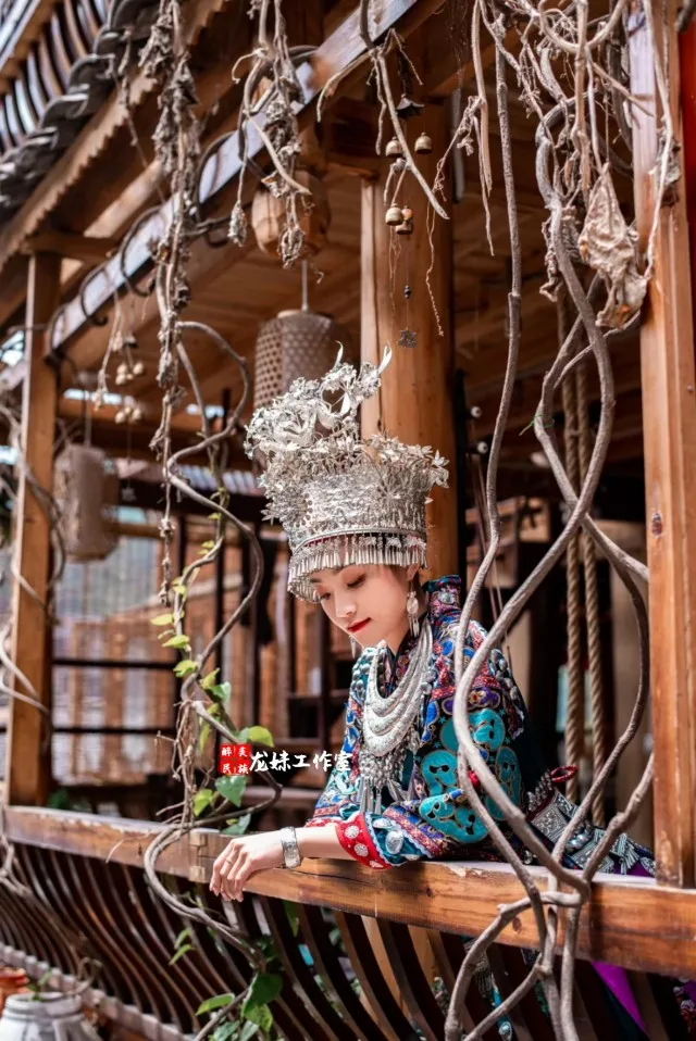 Robe traditionnelle chinoise d'Ata Ao faite à la main, hôte de la minorité, chanteur, spectacle sur scène, photographie