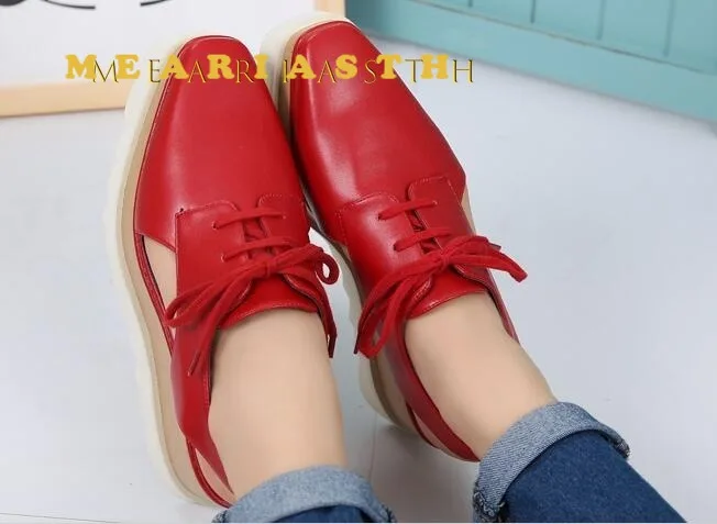 براءات الاختراع والجلود مشبك حزام الصنادل تنفس أحذية رياضية نجوم النساء الصيف المسامير الأحذية الكورية نمط منصة حذاء بكعب ويدج عادية