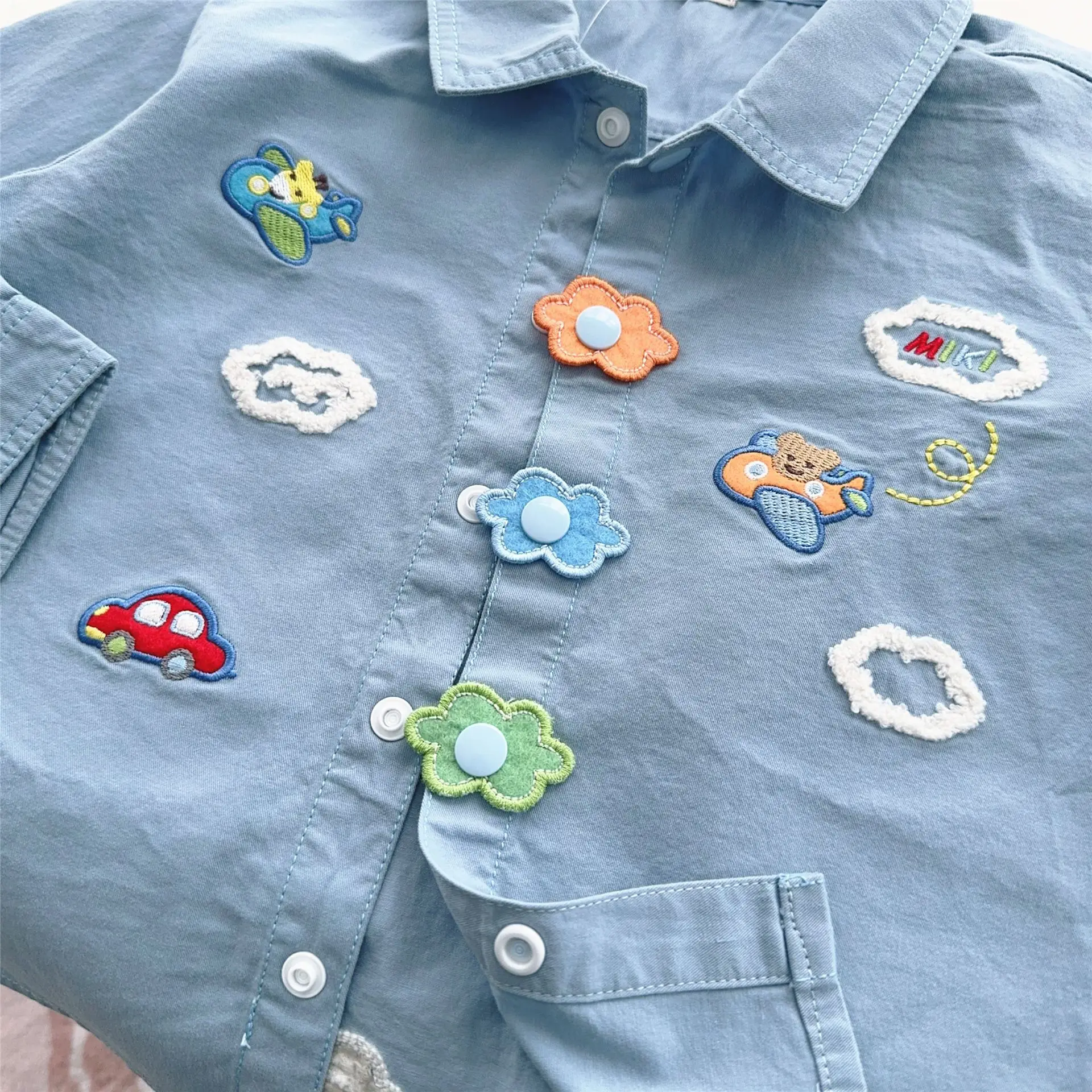 Ropa japonesa para niños, 25 artículos nuevos de primavera, camisa holgada con bordado de solapa para hombres y mujeres, camisa de dibujos animados voladores de oso de peluche