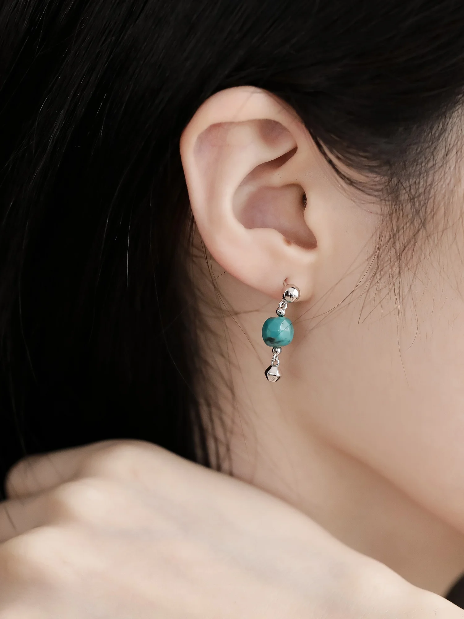 pendientes-de-plata-s925-con-turquesa-multifacetica-para-mujer-joyeria-de-moda-marca-sharebox-e26508ss-material-metalico