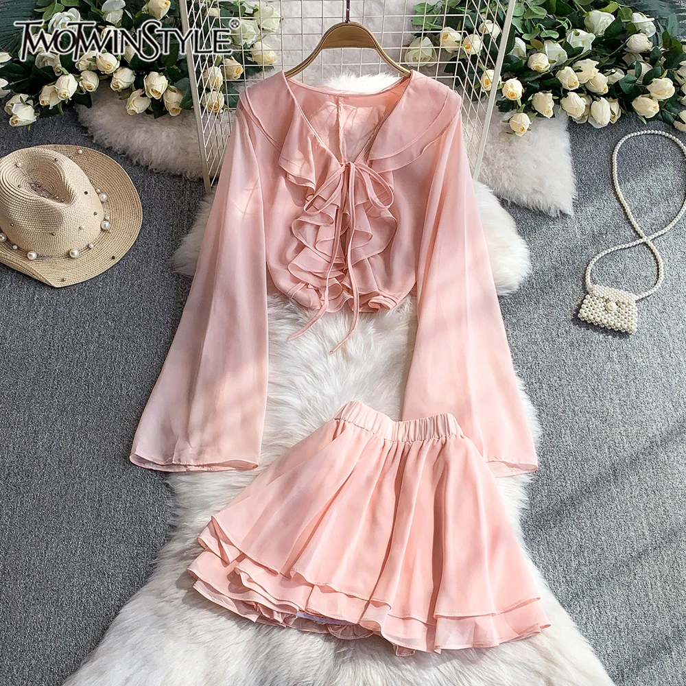 

TWOTWINSTYLE Сексуальные комплекты из двух предметов для женщин с v-образным вырезом и длинными рукавами, топ на шнуровке, юбка с высокой талией, шикарный комплект, женский новый KSE537137