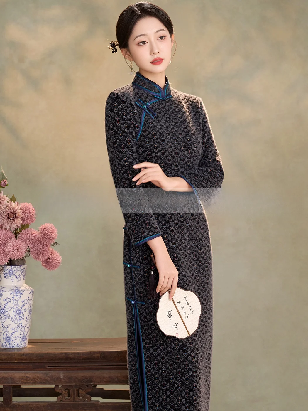 

Новое китайское зимнее длинное ципао в стиле ретро, улучшенное, высококачественное, в стиле Республики Китай, вдохновленное старинным шанхайским стилем.