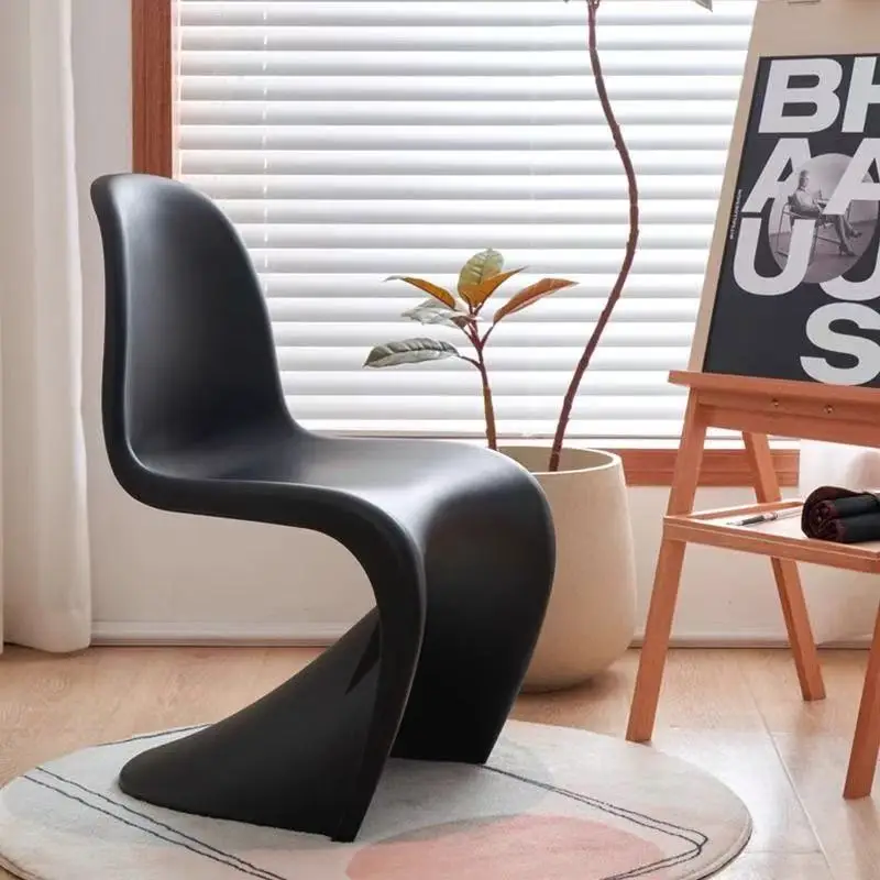 chaise-panton-minimaliste-avec-courbes-fluides-definissant-l'esthetique-moderne-dans-la-conception-interieure-combinant-le-confort-et-l'art-fonctionnels