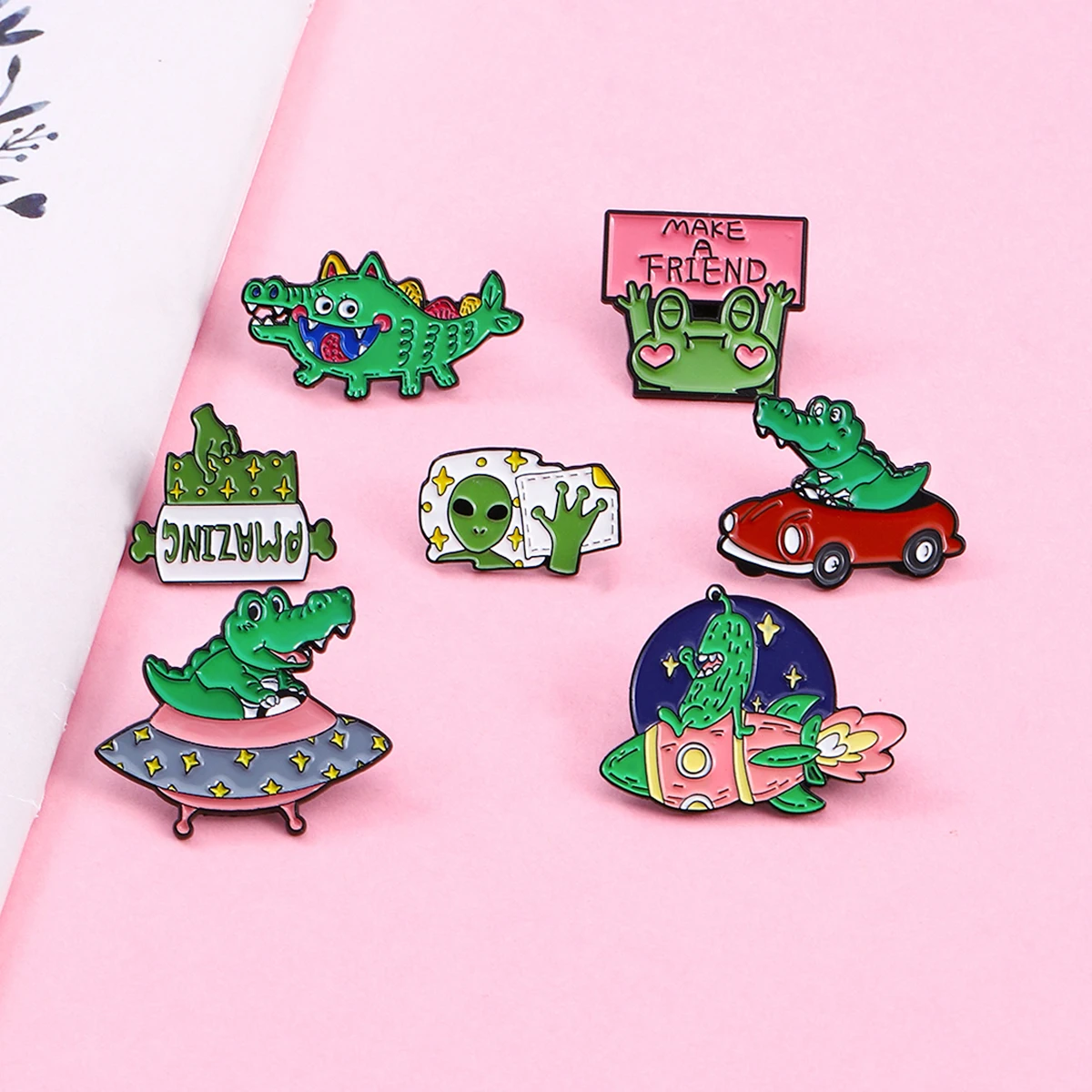 GDHY Crocodile Frog Alien UFO Spacecraft Brooch MAKE A FRIEND,AMAZING Green Animals Enamel Pin Brooches Badge Jewelry Spille