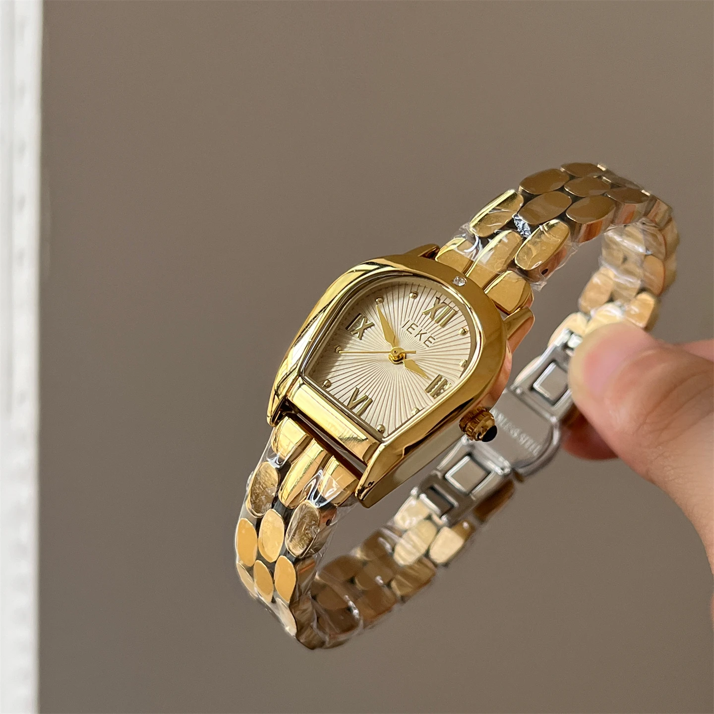 

New Design ArchShaped Women'S WatchVersatile And HighEnd Quartz Wristwatch With Steel Strap And Chain HighQuality Women'S Watch.