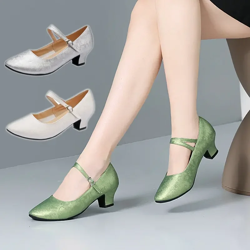 

2024 Four Seasons Chinese Style Dance Shoes Women's Soft soled Dance Shoes Anti slip Modern Wear resistant Square Dance Shoes