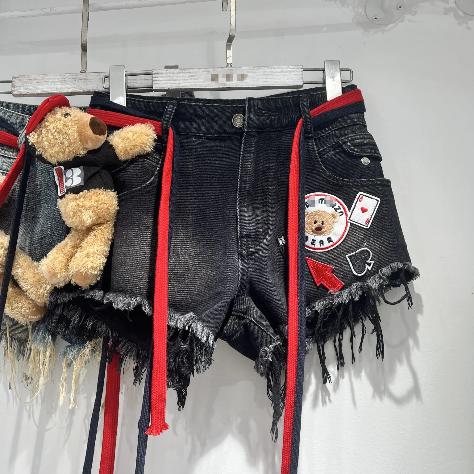 

Hot Chick High Waist Denim Shorts Streetwear 2025 New Spring Summer Patch Embroidery Doll Tassel All-match Wide Leg Hot Shorts