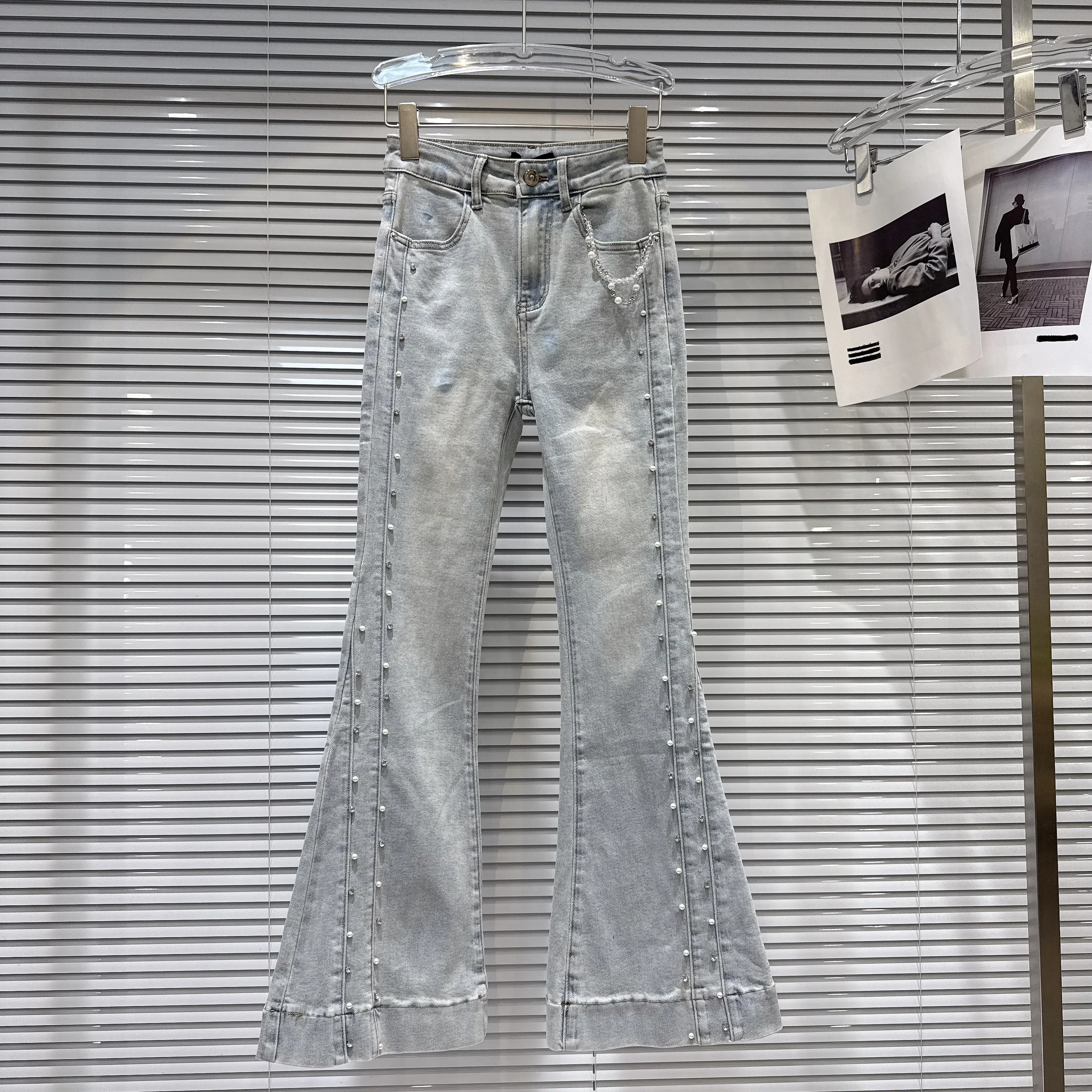 

2026 Весенние новые элегантные светские джинсы со стразами и жемчугом, белые облегающие расклешенные джинсы, голубые джинсовые брюки для женщин