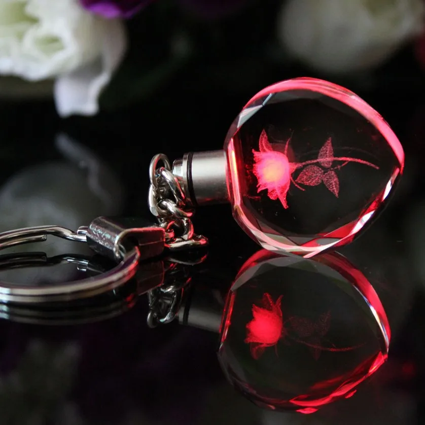 Chaveiro Colorido em Formato de Coração com Flor Rosa, Pingente de Cristal com Strass e Luz LED, Joia para Amantes