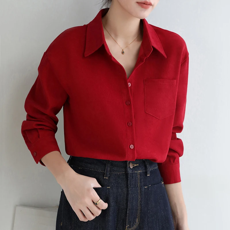 เสื้อเชิ้ตผู้หญิงผ้ากำมะหยี่สีแดงสไตล์วินเทจสำหรับฤดูใบไม้ร่วงและฤดูหนาว กระเป๋าเดียว กระดุมแถวเดียว สไตล์ลำลองสำหรับใส่ทำงานหรือใส่สบายๆ รุ่นใหม่ปี 2025