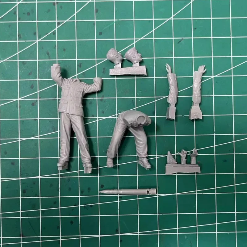 1/35 Resin Figure Model Building Kits Military Hobby Miniature Mini Statue Tankers Loading Ammo Unassembled and Unpainted N636
