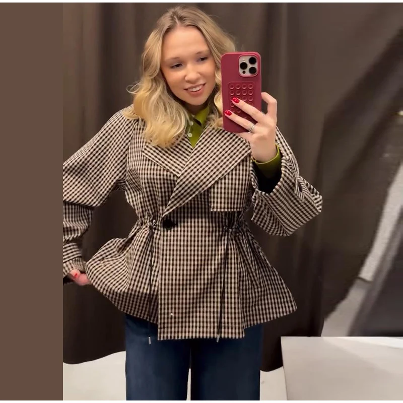 Karierte Trenchcoats mit Kragen, Kordelzug in der Taille und Schnürung, Damen, Streetwear, lange Ärmel, Knopfleiste, schmale Jacken, schicke Damenmode, neue Oberbekleidung. – Detail 9