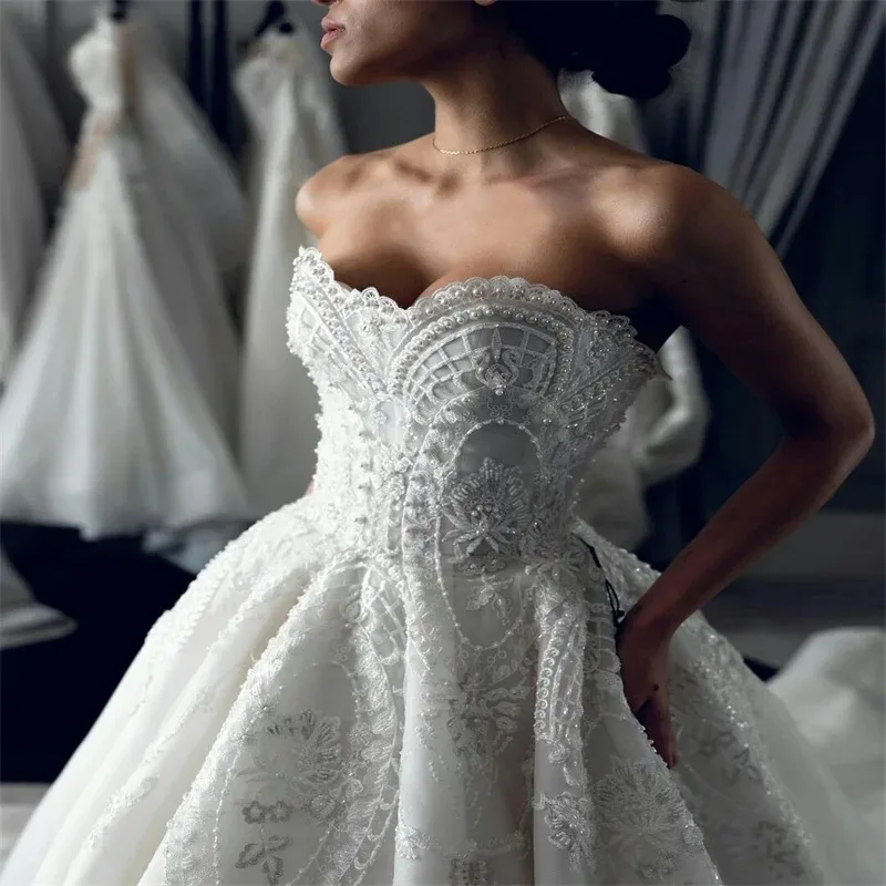 Maßgeschneiderte Luxus-Perlen A-Linien-Brautkleider Ärmellos mit Applikationen Spitze Perlen Frühling Sommer Robes De Mariée Elegante Kleider