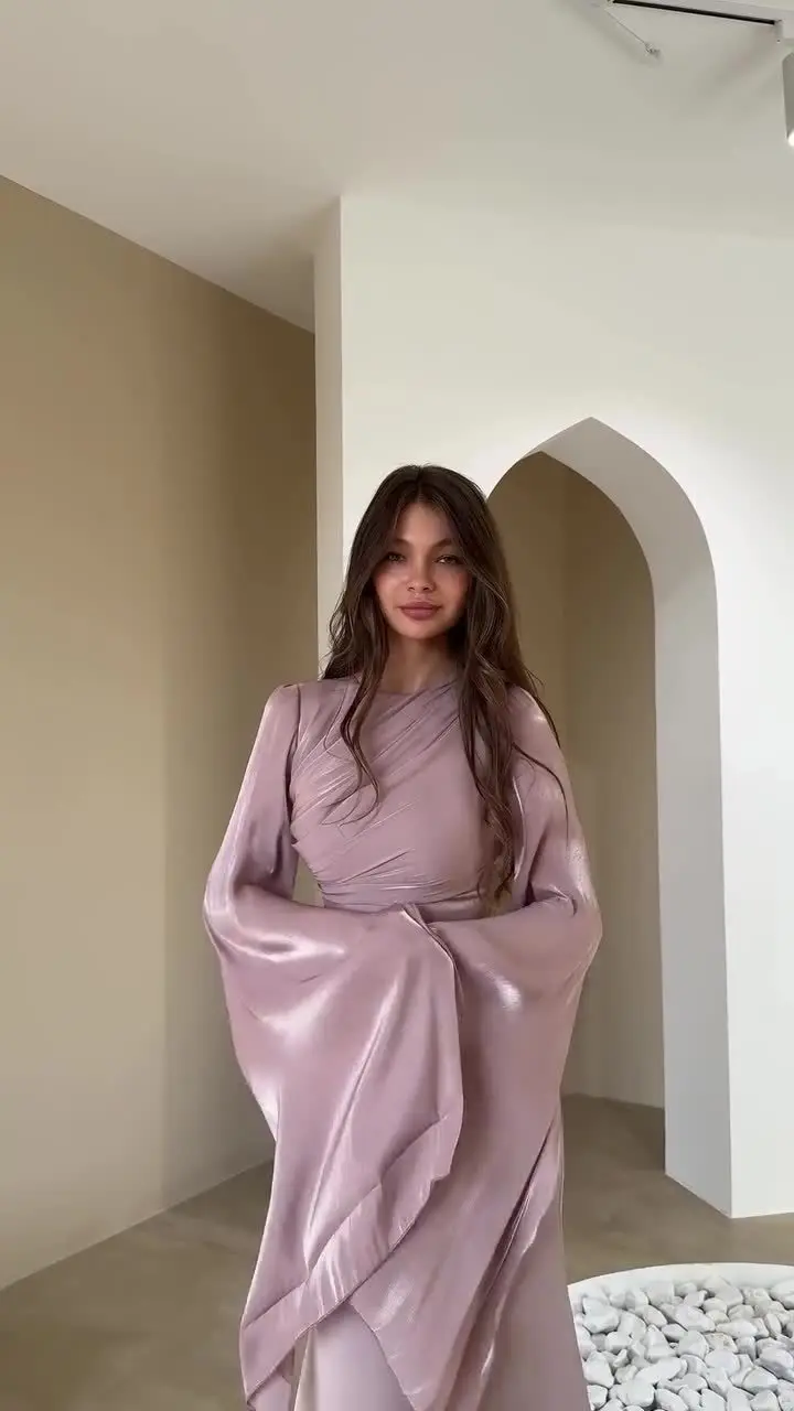 ชุดเดรสผ้าซาตินเรียบหรู ดีไซน์คอทรงโอ แขนทรงปีกค้างคาว เอวสูง จับจีบยาว  สำหรับสุภาพสตรี