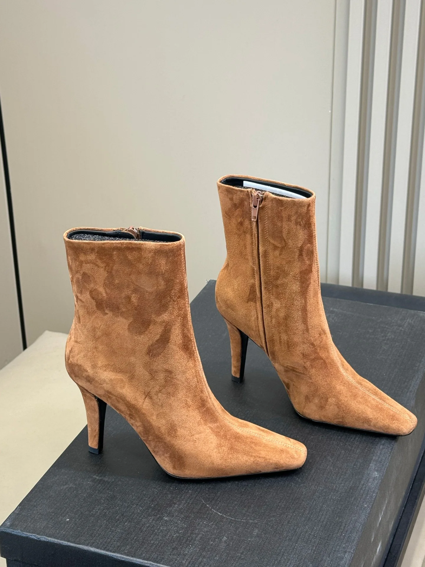 

Женские короткие сапоги на высоком каблуке 2025 года — квадратный носок, боковая молния, приталенные высокие каблуки, элегантные для повседневных вечеринок, модные