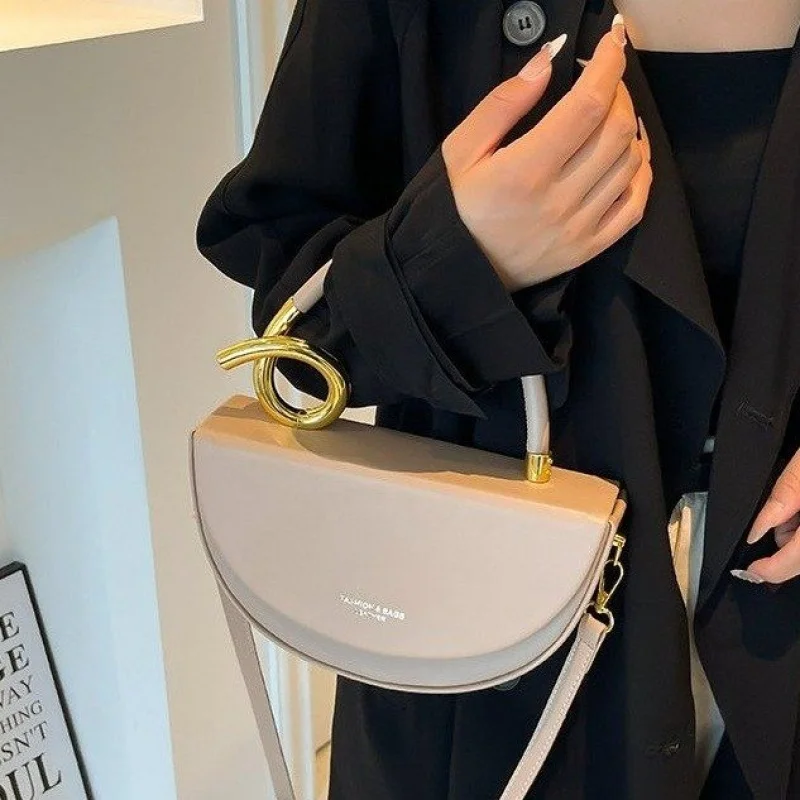 حقيبة كروس نسائية أنيقة مصنوعة من الجلد الناعم، حقيبة كتف ذات علامة تجارية فاخرة مع سلسلة أنيقة قابلة للفصل