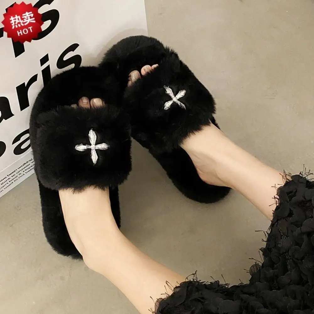 Damen-Pantoffeln mit Kreuzmuster, offener Zehenbereich, weiche, flauschige Textur, rutschfeste Sohlen, warme Winter-Hausschuhe, verschleißfeste Plattform – Detail 5