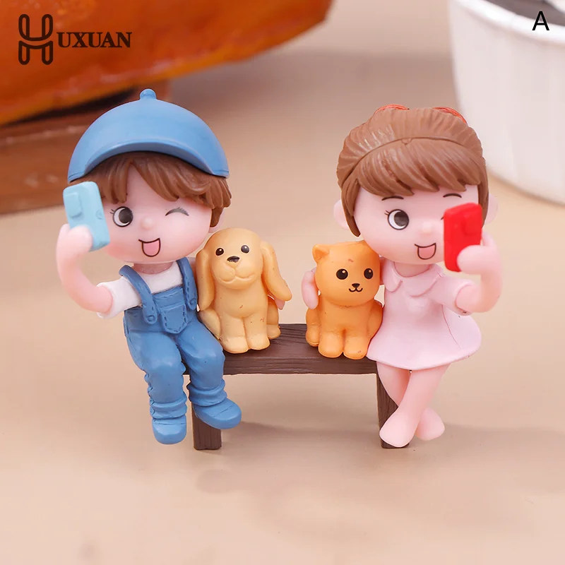 2Pcs/Pair Cute Lovers Taking Selfies On A Stool Cake Decoration Car Ornament Couple Figurines Miniature Craft Fairy Garden Decor