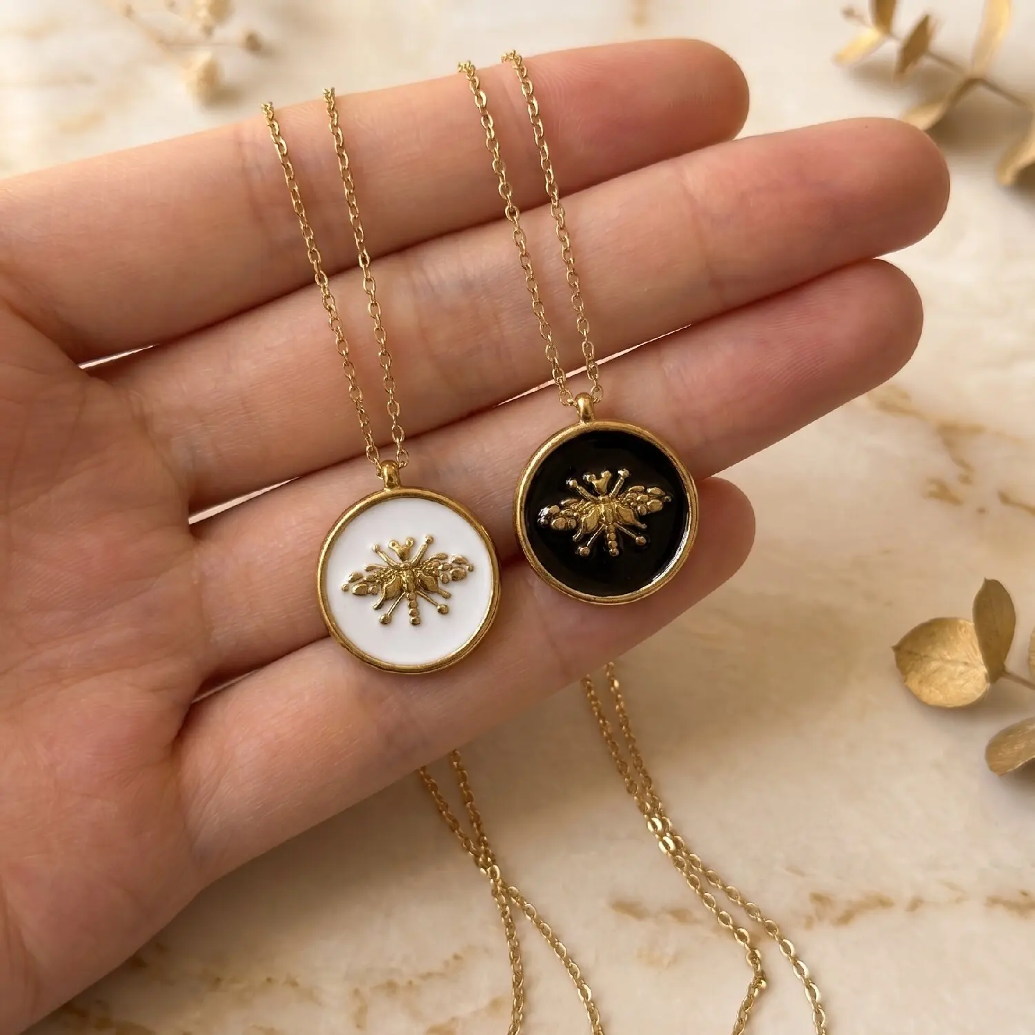 Stainless Steel Vintage Round Bee Pendant Charms Necklace For Women Geometric Circular Insect Chain Choker Fashion Jewelry
