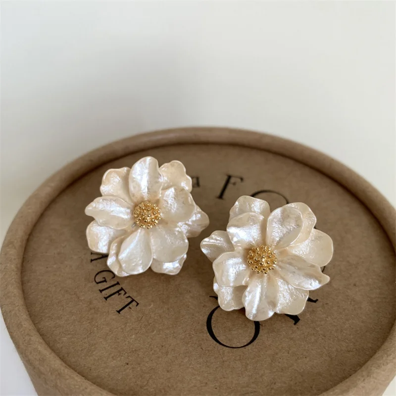 White Flower Stud Earrings for Women Folded Acrylic Side Charming Sweet Floral Girls Earrings Japanese Style Ear Jewelry 2024