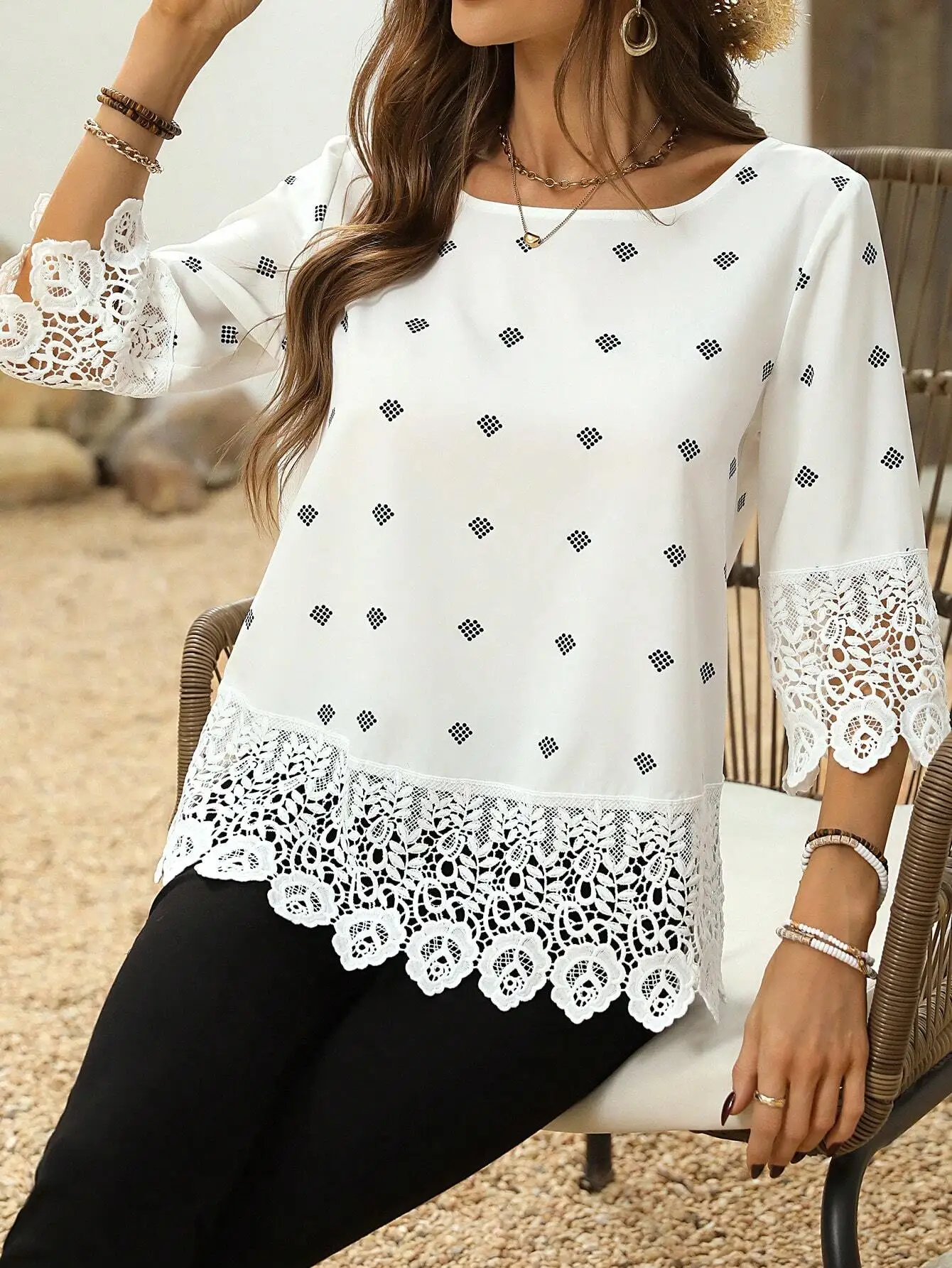 

Белая блузка с кружевной отделкой и геометрическим узором, круглый вырез горловины