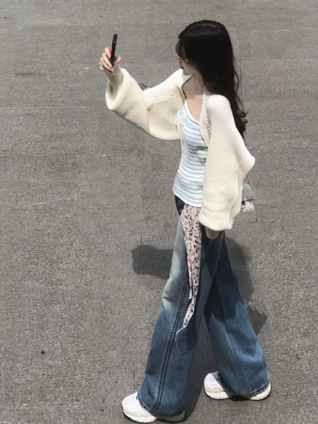 

Мягкий вязаный комплект из двух предметов в полоску: топ-бандо и лонгслив с одной пуговицей. Молодежная весенняя коллекция. Удобный, с длинными рукавами.