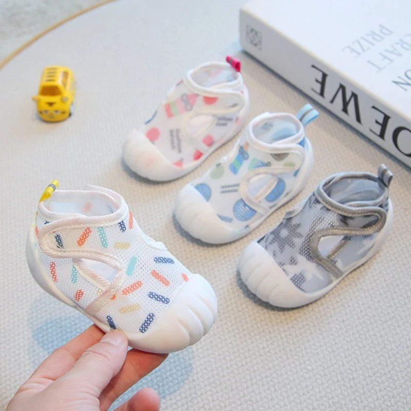 

Новые летние прогулочные туфли с одинарной сеткой, дышащие сандалии с мягкой подошвой и случайным принтом для мальчиков и девочек, детская обувь