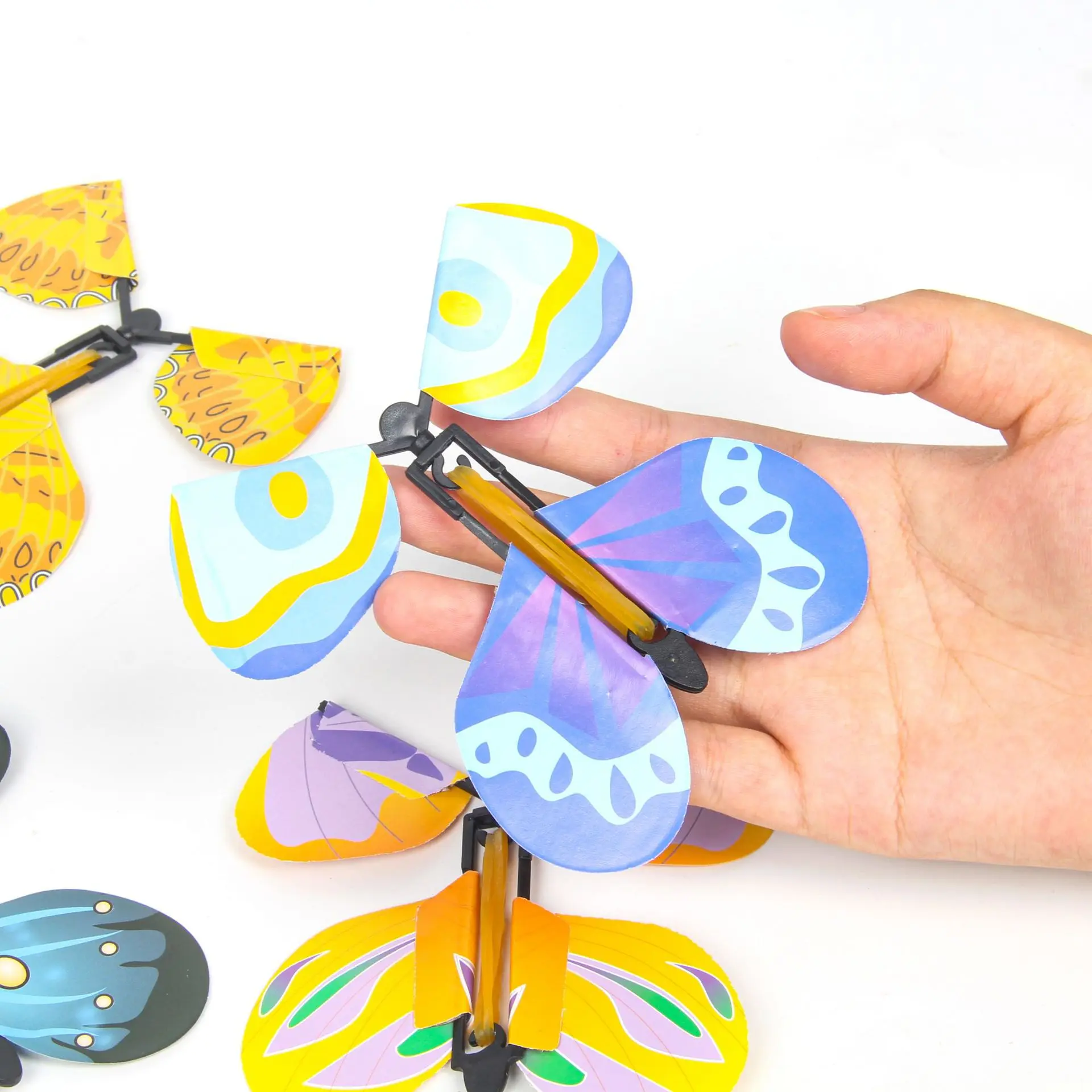 

1Pcs Creative Magic Flying Butterfly Wind Up Toy In The Sky Funny Powered Cards Kids Tricks Props Party Clockwork Toy Gift