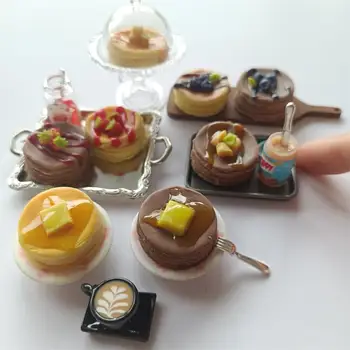 פנקייק טעים של בית בובות עם טעמים של אוכמניות, מנגו, גבינה, תות שדה עבור birth ob11 יום הולדת gif