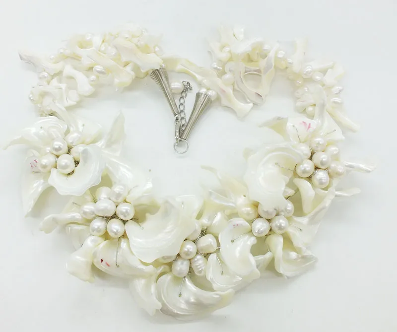 Classic white shell, pearl, flower necklace 20\