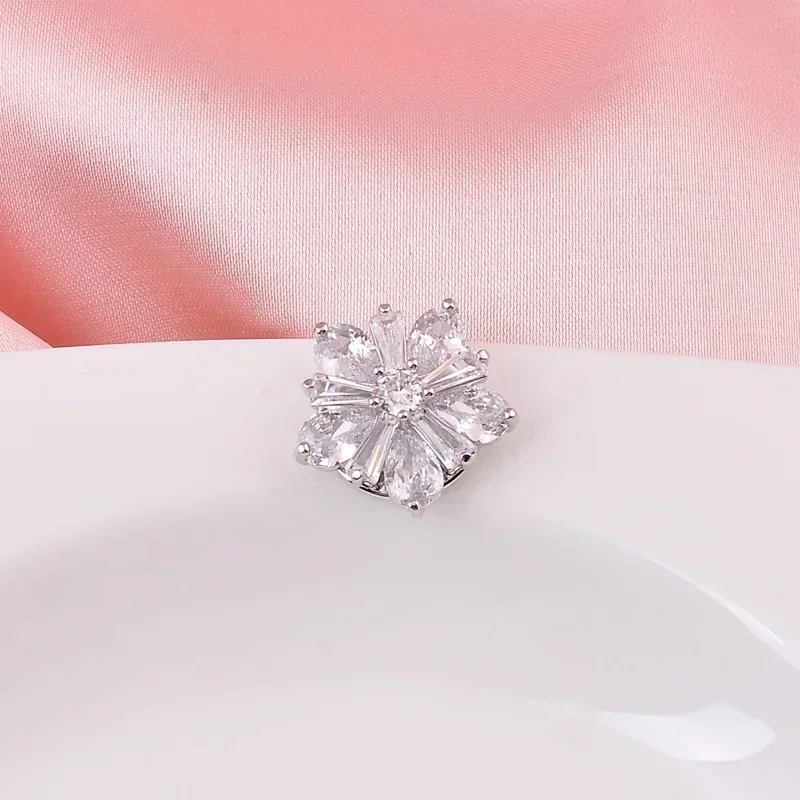 Spille magnetiche senza traccia di fiori di cristallo di fascia alta per le donne Regali di gioielli di moda con corpetto magnetico forte in metallo