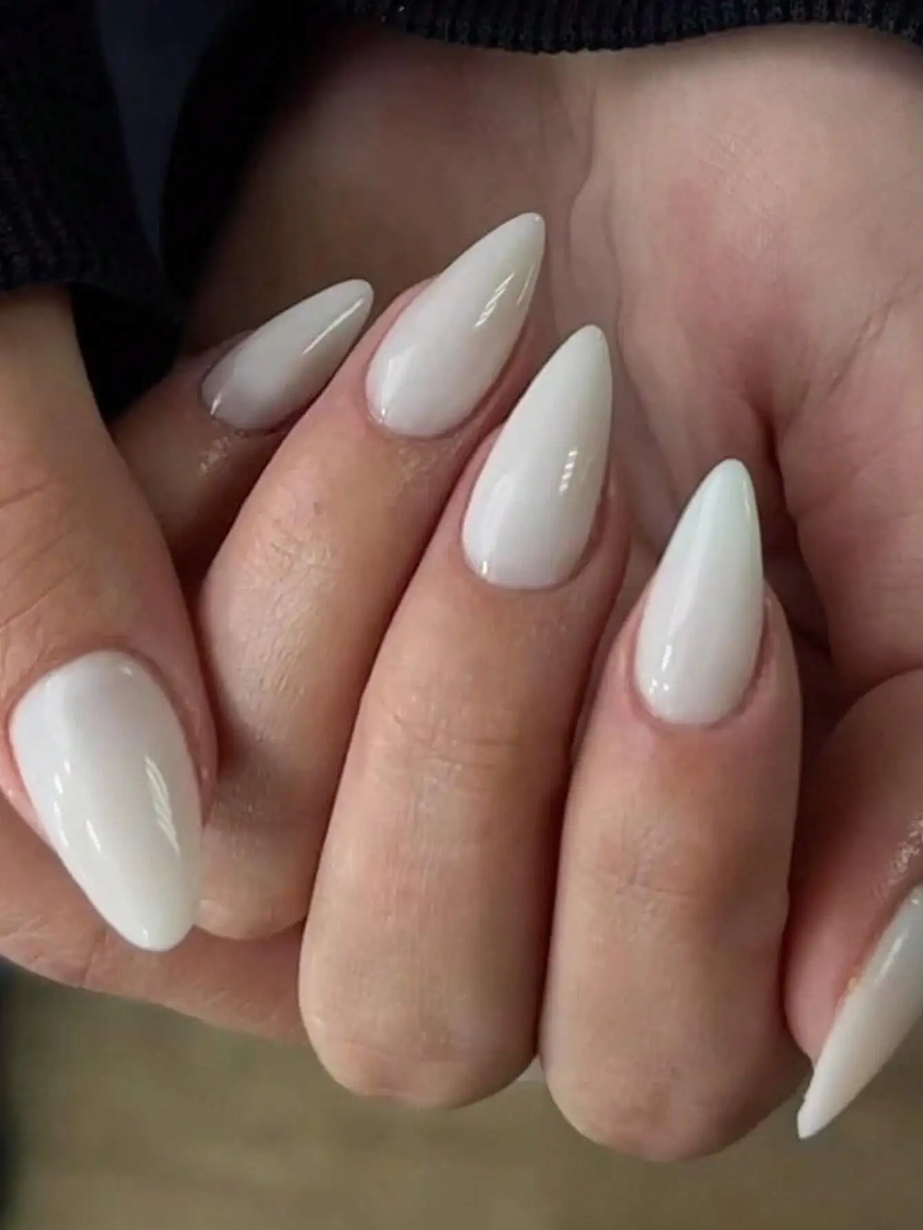 

Набор из 24 искусственных ногтей в форме миндаля, красного цвета, средней длины, подходят для повседневного использования, в комплекте 1 гель-лак и 1 пилочка для ногтей.